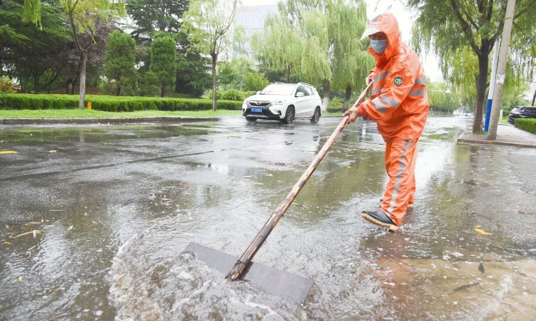 坚守|风雨中，“坚守”撑起安全伞