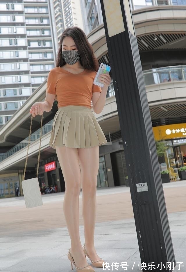 珠光 大长腿的小姐姐,超短百褶裙搭配珠光丝袜,青春有了,性感也有了