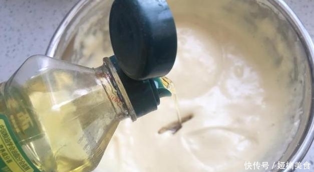 蓬松暄软老式蛋糕做法,不用水一锅出12个,几十年吃不腻