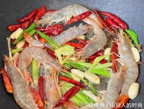 巨费|麻辣香锅这样做,闺蜜三人抱着锅都吃不够,巨费米饭