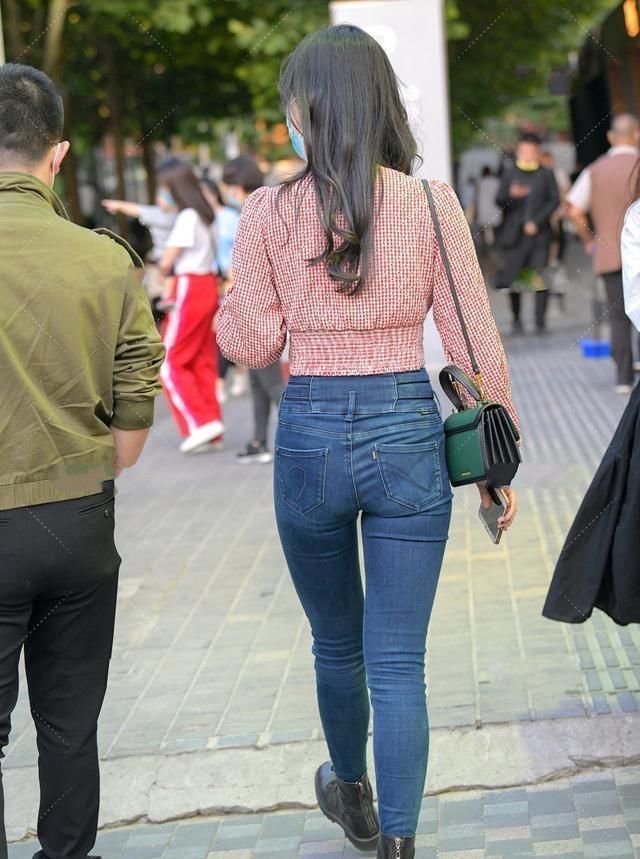 设计风格独特的瑜伽裤，让体型偏瘦的你圆润一些，微胖穿也很美