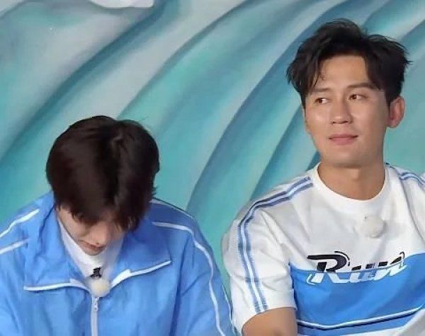 baby名牌被何洛洛撕掉后,镜头切换到蔡徐坤,反应让人猜不透