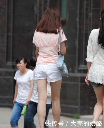 白色|街拍:美女白色短裤搭配粉色上衣,打造出时髦都市丽人