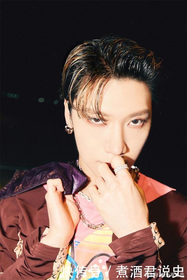 jimin|时尚杂志选出了，戴耳环很惊艳的男性偶像，BTS V的很少见