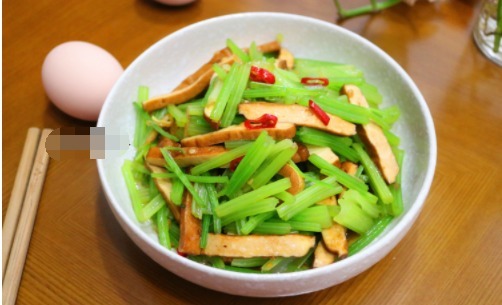 菜色|芹菜炒香干,直接炒就错了!少这一步,口感老硬,菜色也丑