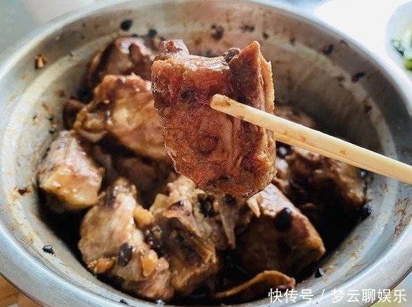 无论排骨怎么做,都不要先焯水,学会这一招,排骨不柴不腥,好吃