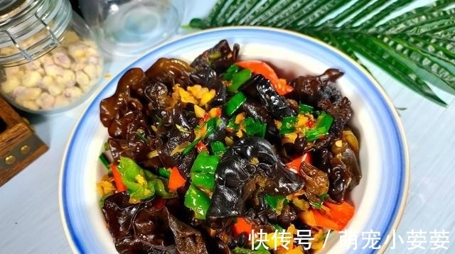 黑木耳|冬季必备的进补素菜，它排第1名，钙和铁比牛肉高，要常给孩子吃