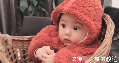 背篓|“背篓舅舅”意外走红，带娃搓麻将两不耽误，宝宝的表情太可爱