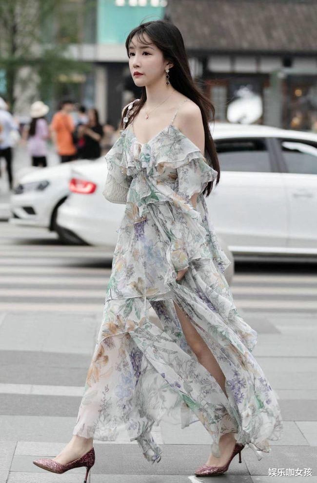 街拍美女：穿碎花连衣裙搭高跟鞋，配合优雅的气质和好身材真耐看