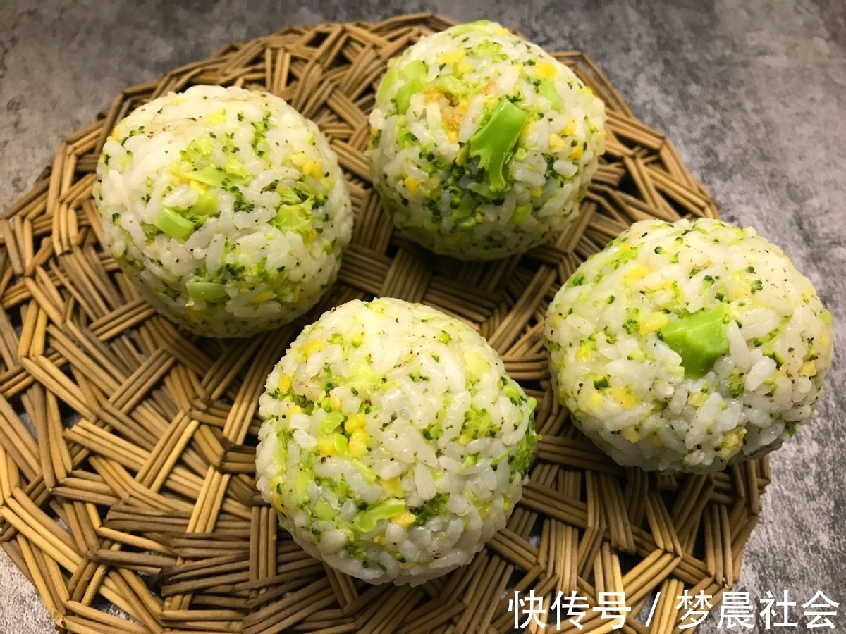 自制|自制肉松饭团,搭配西兰花,好吃又营养