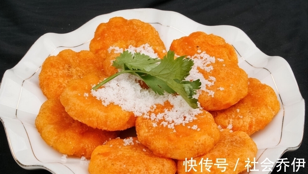 南瓜这样做,不炒也不蒸,软糯香甜还能拉丝,上桌全家抢着吃