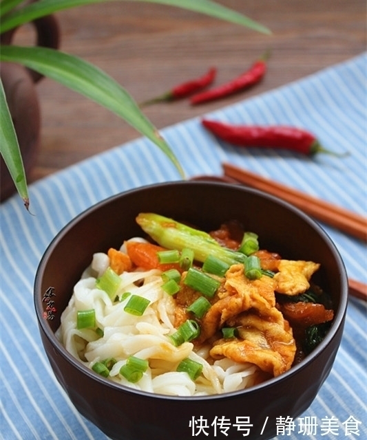  面条此做法，连吃十天不会腻，食材简单搭配好，味道就是香