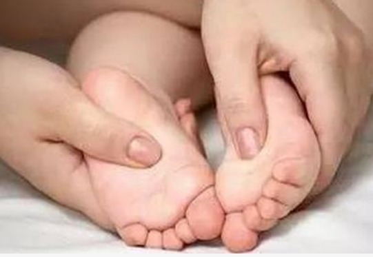 用力过猛|孩子三个月不会笑,奶奶却说是当领导的命,检查后医生却摇头