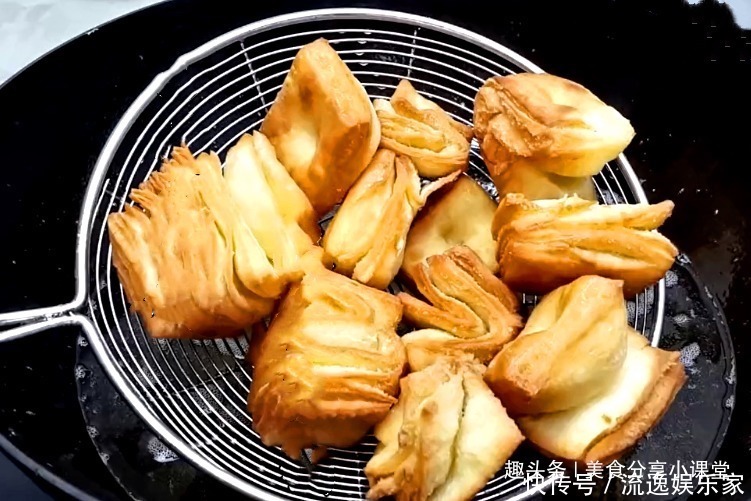 面食|大厨分享好吃的面食做法，面粉加上牛奶下锅一炸，外酥里嫩吃着香