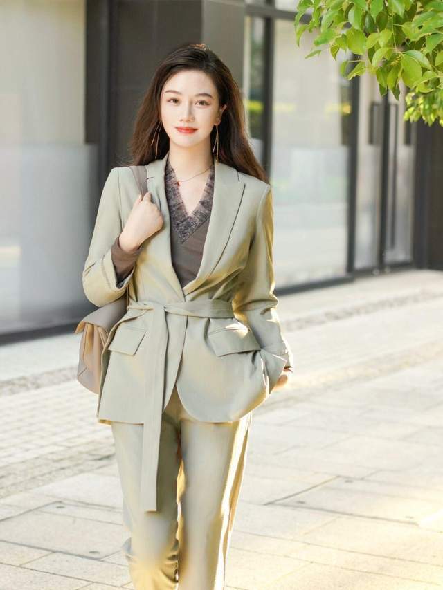 搭配|为什么今年的风衣,都宁愿配阔腿裤和白色衬衫?重点是真心好看