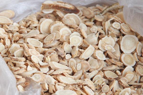 身体健康|35岁的她,天天食用黄芪泡水喝,半年后,身体收获了四大喜人好处