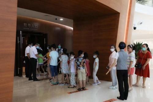 小孩|优质标准打造大人小孩都喜欢的精品儿童剧,《体育场的流浪猫王》巡演进行时