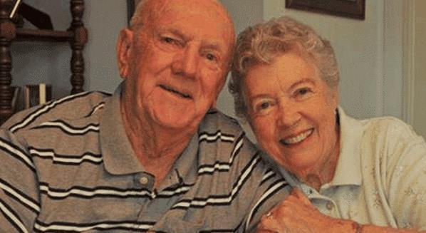 年前|这对老夫妇60年前就把蛋糕保存起来了,每年都要切一次,说蛋糕还是很好吃的