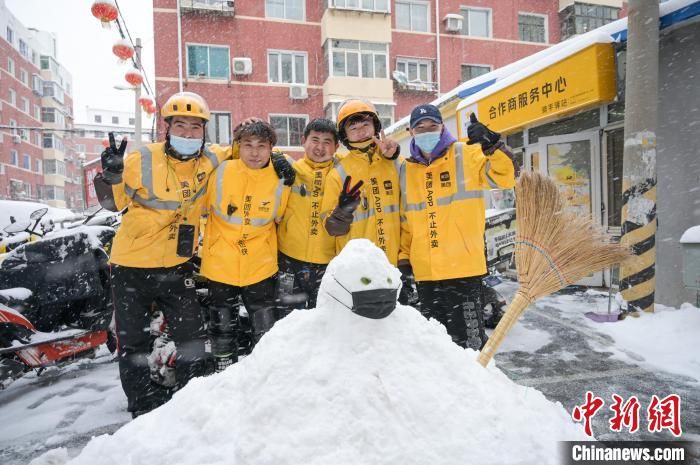 美团|为这些小哥哥们点赞！他们踏雪前行用包裹传递温暖