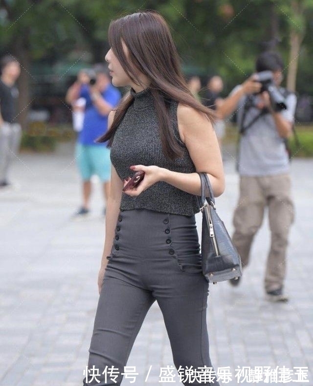 女人味 高领深色衬衫搭高腰裤,尤其是上衣无肩设计让穿搭更具女人味