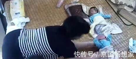 父母|3岁小姐姐帮忙哄双胞胎弟,等来的却是一记耳光,让人心拔凉拔凉