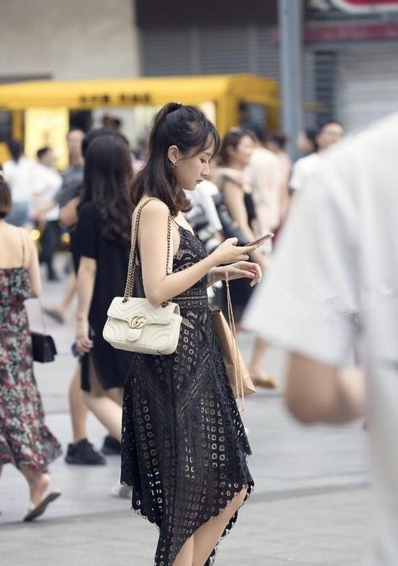 身穿|身穿连衣裙,小姐姐气质温婉文雅,非常耐看