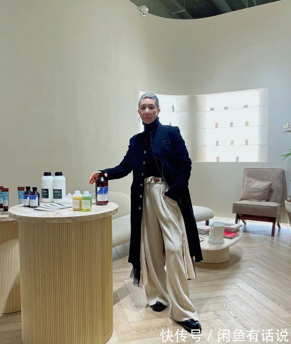 衣服 60岁奶奶把400多一套的衣服,穿出高定感,终于明白气质与钱无关
