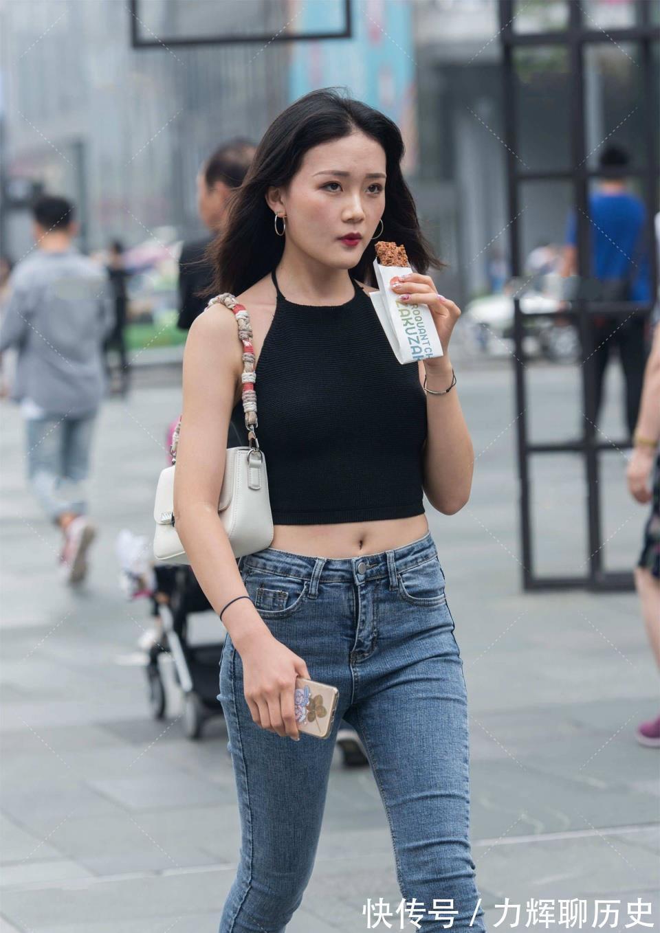 牛仔裤|黑色无袖背心配牛仔裤，帅气有个性，圆圈耳环欧美风十足