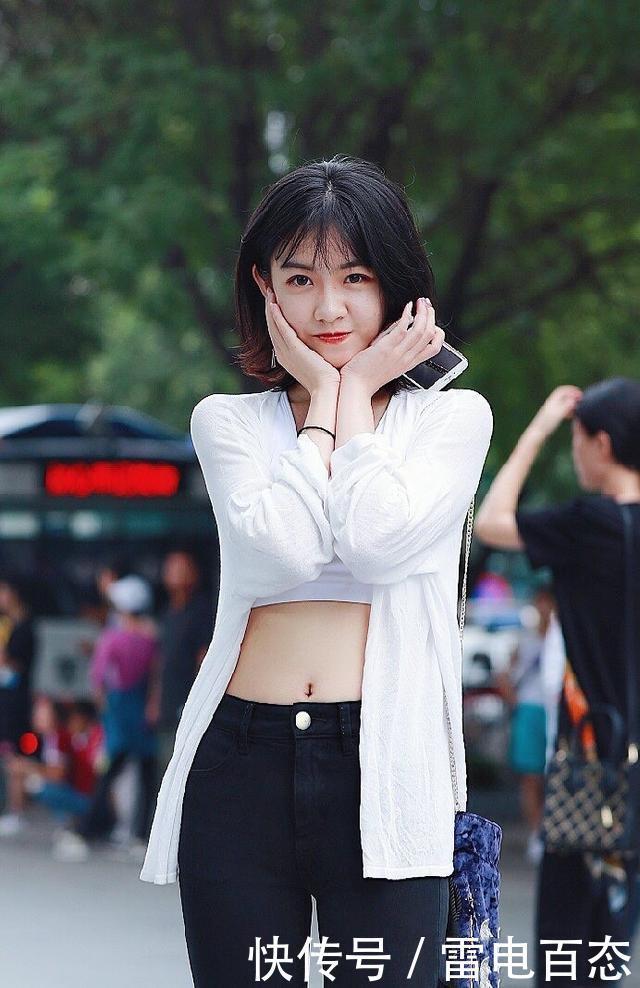 白加黑的色彩搭配，姐姐短发也清纯可爱