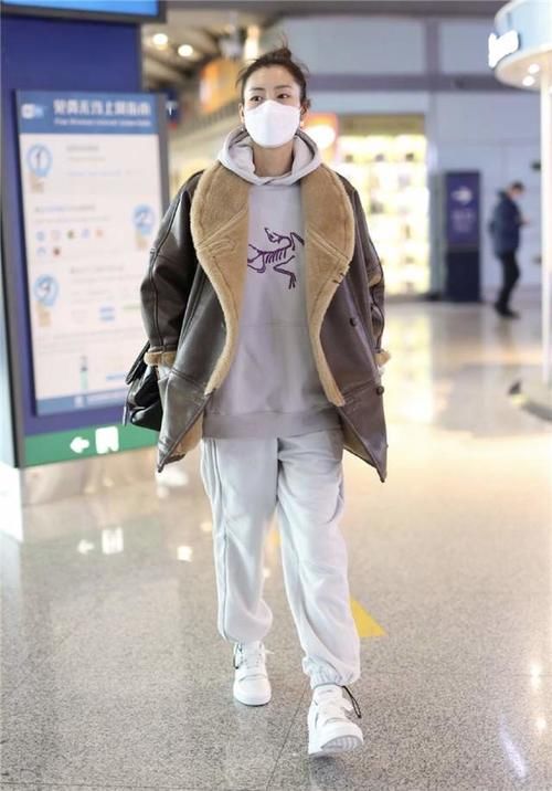 卫衣＋外套＝今冬最火混搭风格！休闲又时尚，不费力就能变时髦