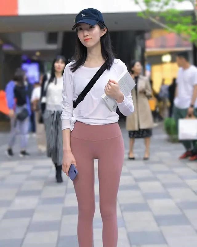 穿搭 打底裤的打扮气质可人充满无限活力,展现浪漫情怀!