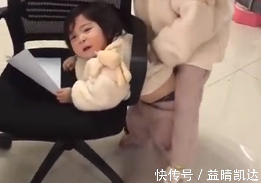 脑筋急转弯|萌娃“姿态妖娆”的卡在办公椅里移动火了,网友:这怕是个小憨憨