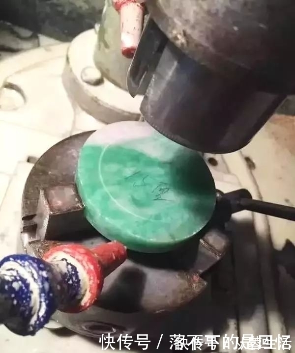 富二代@奇闻:半月没人问的原石,富二代顺手拿下,切开全场不淡定