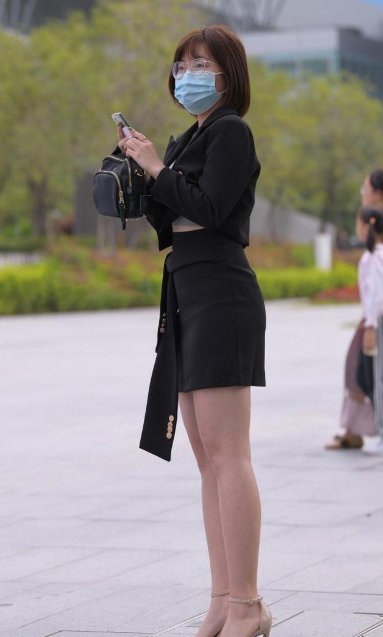 穿凉鞋的季节，品味高的女人选择一字带凉鞋，低调中又有几分华丽