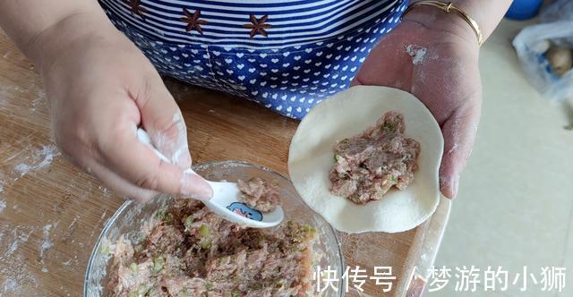 好吃|肉包子这样做太好吃了,学会这样调肉馅,包子松软鲜香,好吃解馋