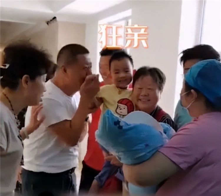 老人|儿媳二胎生下孙女，爷爷奶奶笑得合不拢嘴，孙子：是我够不可爱吗