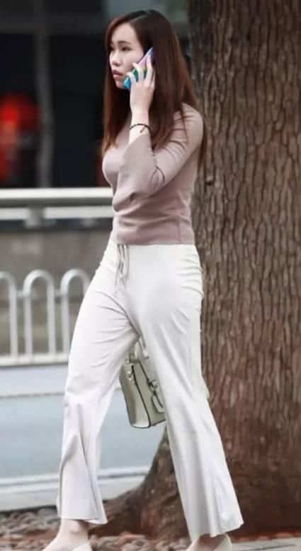 时尚|街拍美女小姐姐紧身毛衣搭配阔脚裤,贵气好看又很清新休闲