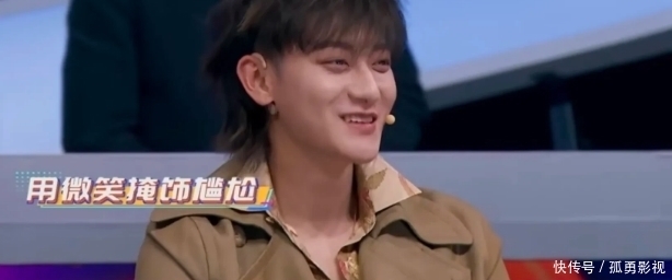 王一博在《上线吧!华彩少年》节目中学戏腔有模有样