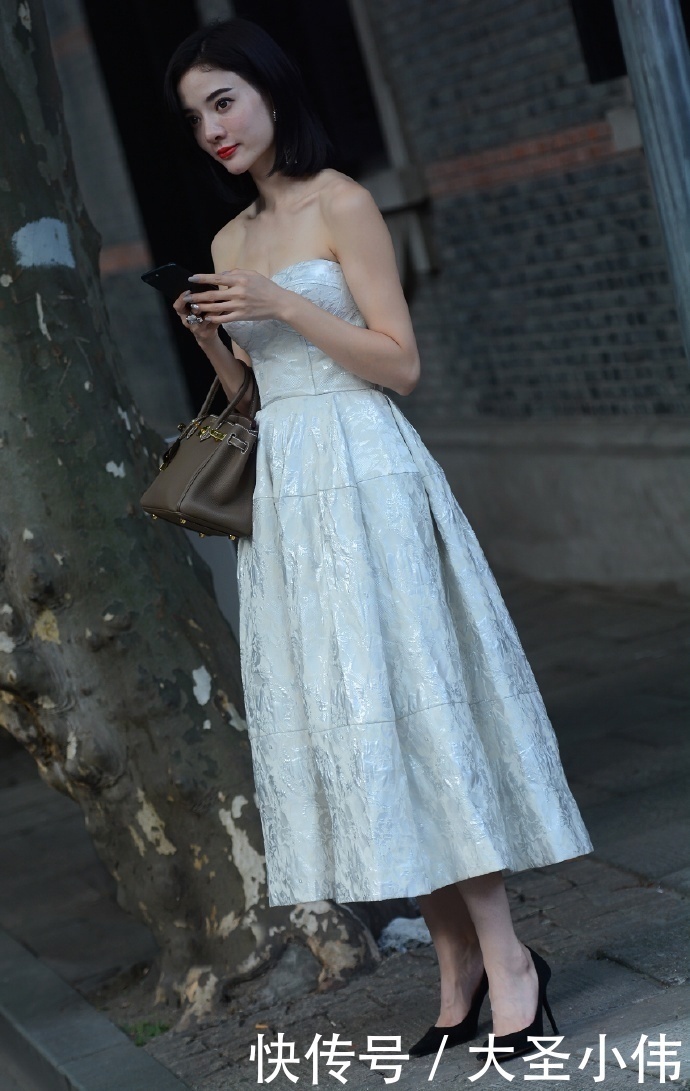 美女街拍短发小姐姐一袭抹胸白裙仙气十足,韵味悠扬