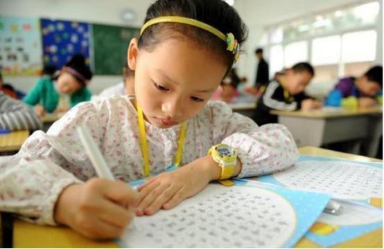 字体|小学生“狂草”字体火了,字迹奔放洒脱,网友:看着有点眼熟