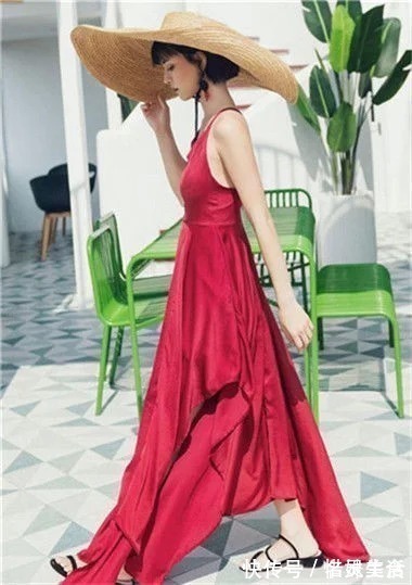 街拍|街拍:美女粉色V领连衣裙,长发披肩,身材玲珑有致