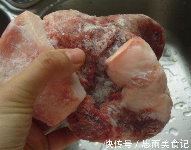 猪肉|解冻肉用水泡？五星酒店都是这样做，快速解冻，猪肉新鲜如初