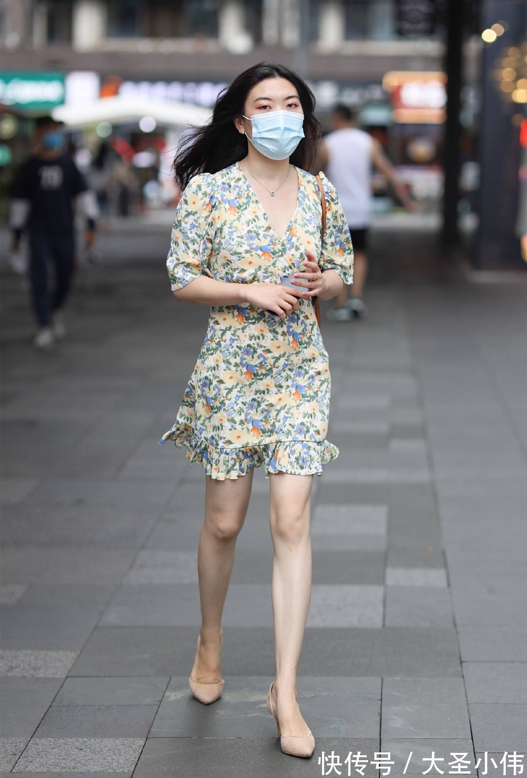 街拍|美女街拍:红色的衬衫搭配一件白色的紧身半裙,穿搭显得很轻快活泼