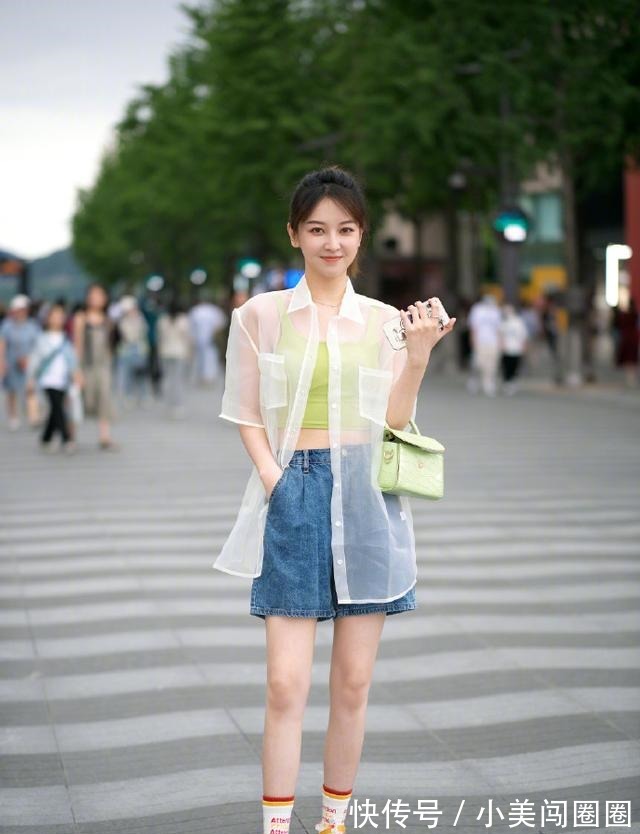 性感 牛仔裤上面不一定要配T恤,今年流行这样穿,高级时髦很吸睛