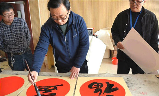  书画家们|走进书画世界 打造文化校园！安丘市第二中学举行书画名家进校园活动