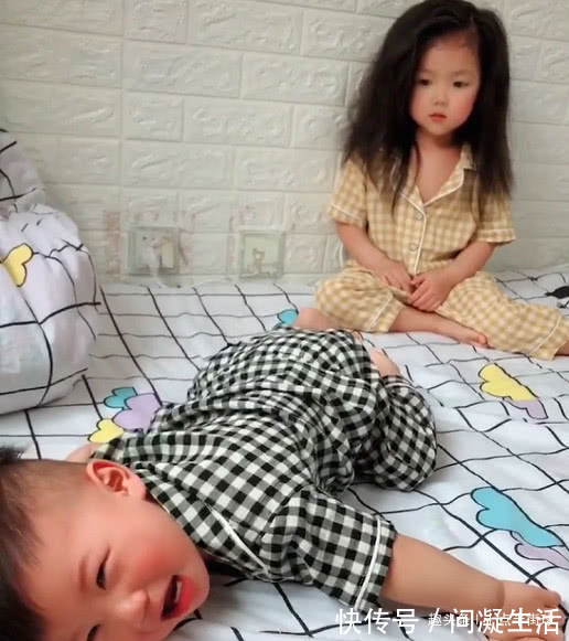 超霸道姐姐|“超霸道姐姐”欺负弟弟火了,最后魔性的笑声示意打弟弟要趁早