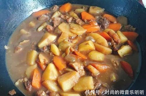 炖牛肉时,有的焯水,有的过油都错了,这样做牛肉才软烂无腥味
