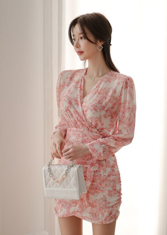 韩国模特孙允珠V领修身裙,性感优雅魅力无穷,网友惊呼太美啦