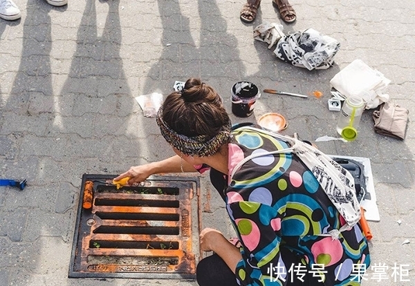 瞬间|女孩将T恤贴在井盖上，大家没懂！直到衣服拿起瞬间，都抢着买！