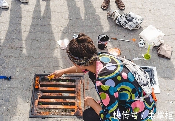 瞬间|女孩将T恤贴在井盖上,大家没懂!直到衣服拿起瞬间,都抢着买!